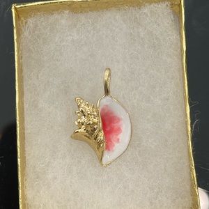 14kt solid gold best conch shell pendant